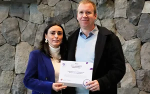 Mabel Leva entrega Sello Agente de Cambio por el Desarrollo Logístico 2024 a Gonzalo Pérez, en representación del Consejo de Políticas de Infraestructura