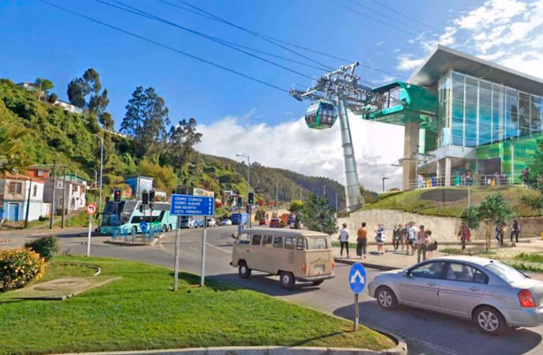 El proyecto de teleférico en Talcahuano beneficia a 11.000 familias, genera cerca de 10 millones de viajes al año, y se espera que entre en operación en 2030, con una inversión de $130.000 millones de pesos.