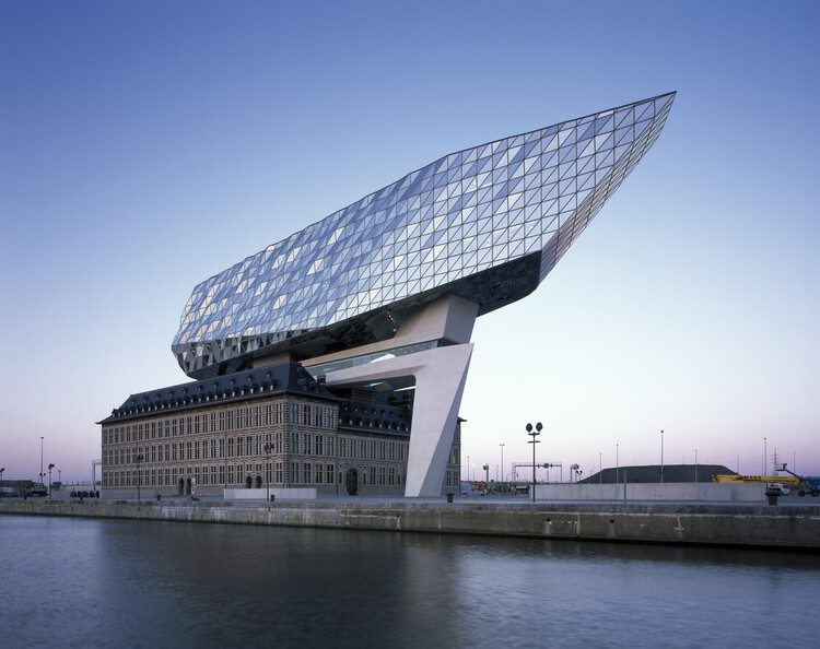 Oficinas portuarias de Amberes / Zaha Hadid Architects. Imagen © Helene Binet